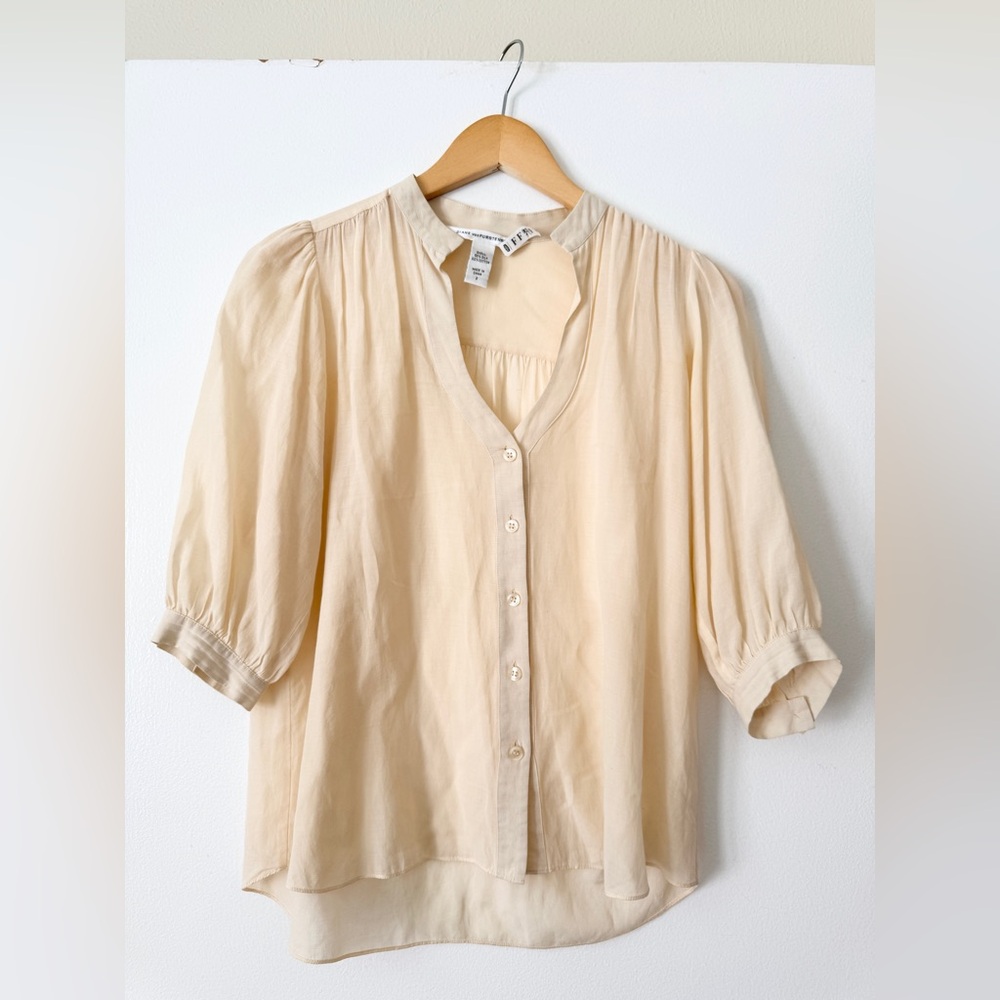 Diane Von Furstenberg Cream Button-Down Shirt. Size 2. Loose fit. Midsleeves